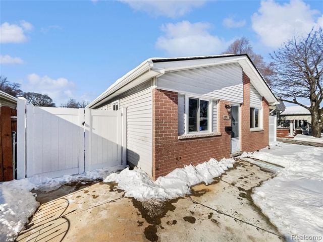 7912 Pine Street, Taylor, MI 48180