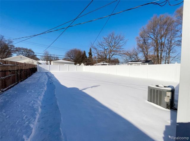 7912 Pine Street, Taylor, MI 48180