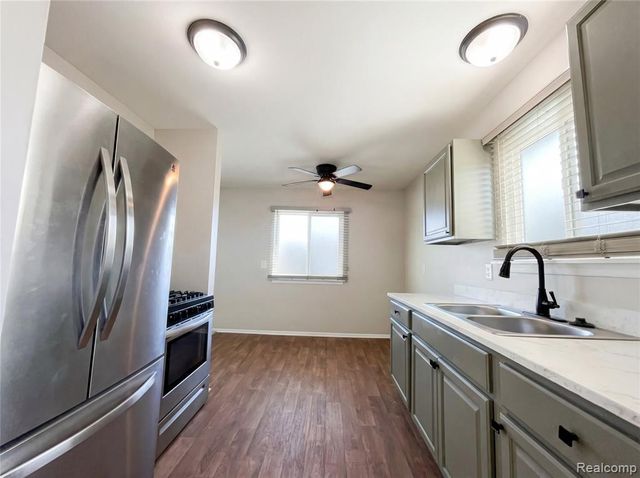 7912 Pine Street, Taylor, MI 48180