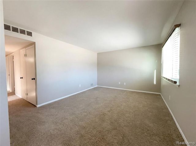 7912 Pine Street, Taylor, MI 48180