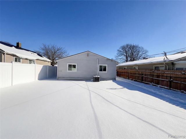 7912 Pine Street, Taylor, MI 48180