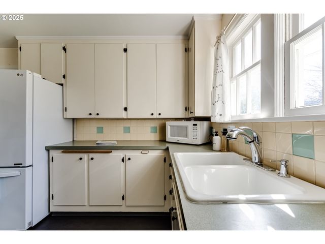 439 ALMADEN St, Eugene, OR 97402