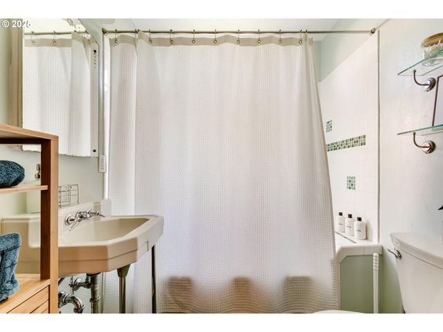 439 ALMADEN St, Eugene, OR 97402