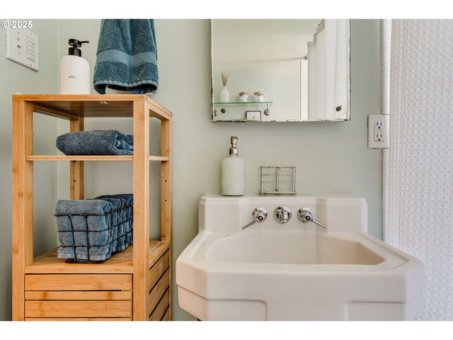 439 ALMADEN St, Eugene, OR 97402