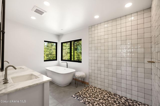 933 Rising Hawk Ridge RD, Sandpoint, ID 83864
