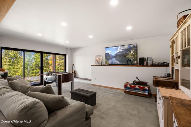933 Rising Hawk Ridge RD, Sandpoint, ID 83864