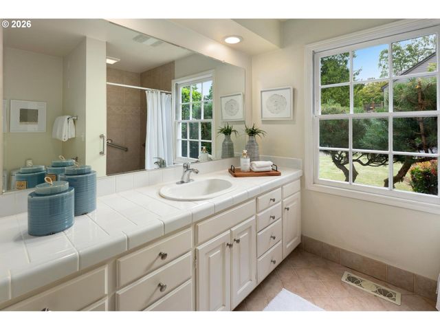 4225 Sw 52ND Ave, Portland, OR 97221