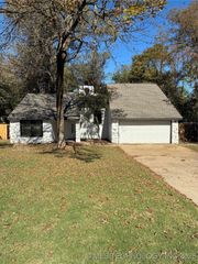 1912 W Pittsburg Court, Broken Arrow, OK 74012