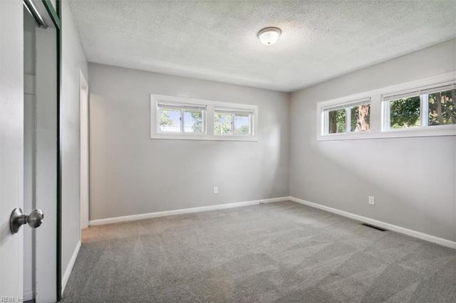72 Ferguson LN, Newport News, VA 23601