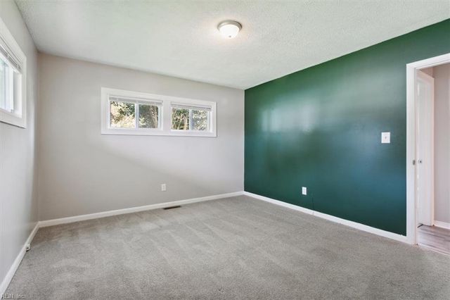 72 Ferguson LN, Newport News, VA 23601