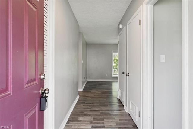 72 Ferguson LN, Newport News, VA 23601