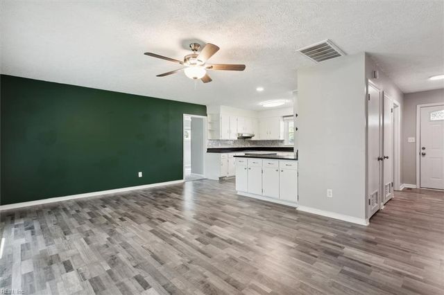 72 Ferguson LN, Newport News, VA 23601