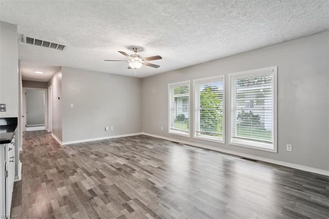 72 Ferguson LN, Newport News, VA 23601