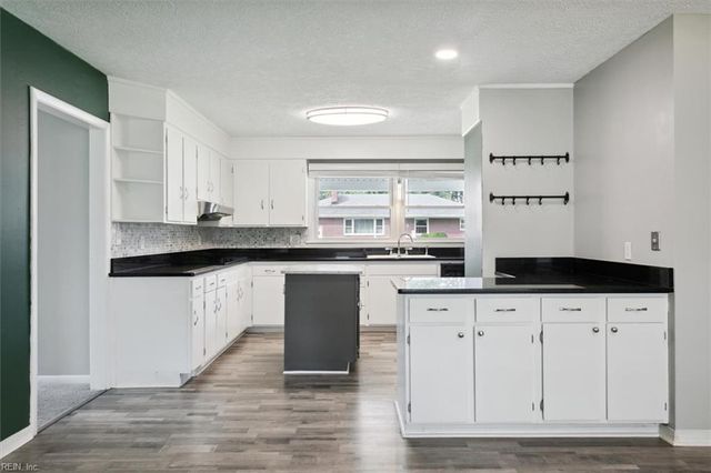 72 Ferguson LN, Newport News, VA 23601