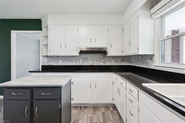 72 Ferguson LN, Newport News, VA 23601
