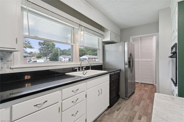 72 Ferguson LN, Newport News, VA 23601