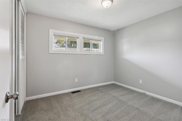 72 Ferguson LN, Newport News, VA 23601