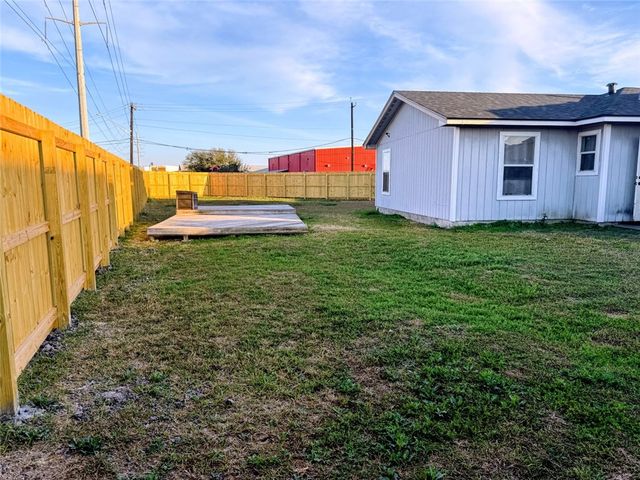 1938 El Monte St, Corpus Christi, TX 78417