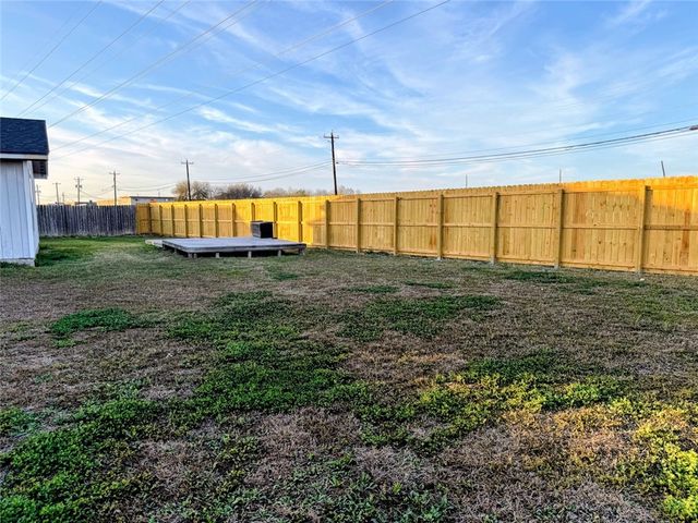 1938 El Monte St, Corpus Christi, TX 78417