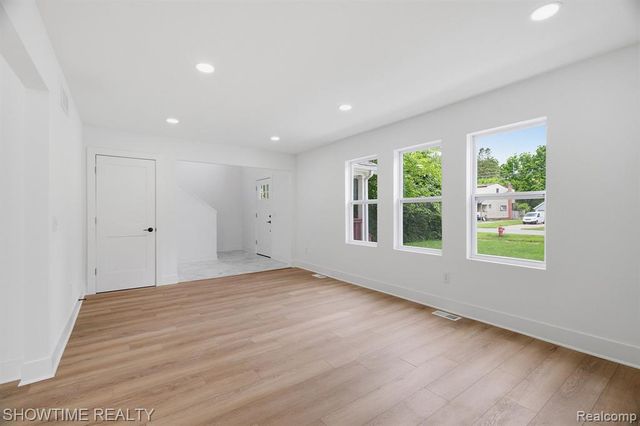 19320 Gaylord, Redford, MI 48240
