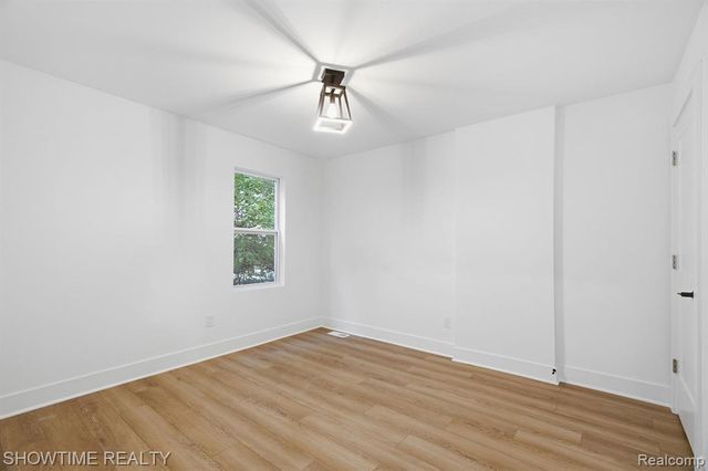 19320 Gaylord, Redford, MI 48240