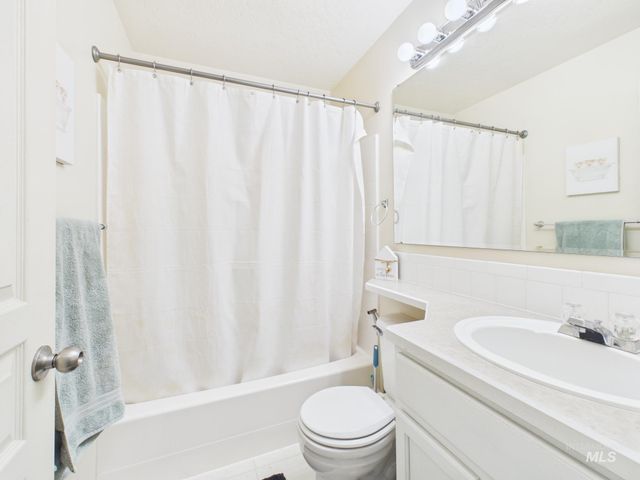 517 W Palmer Dr, Nampa, ID 83686