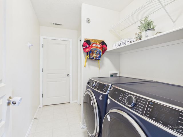 517 W Palmer Dr, Nampa, ID 83686