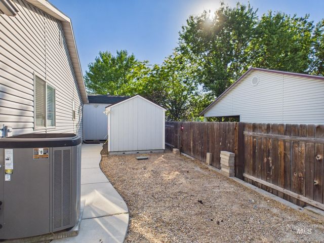 517 W Palmer Dr, Nampa, ID 83686