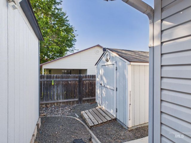 517 W Palmer Dr, Nampa, ID 83686
