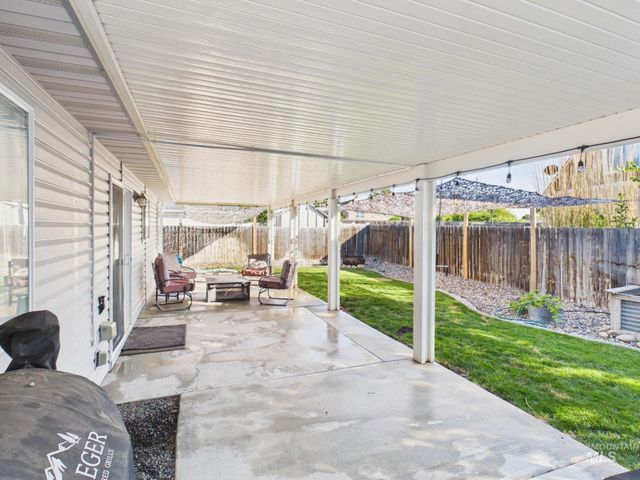 517 W Palmer Dr, Nampa, ID 83686