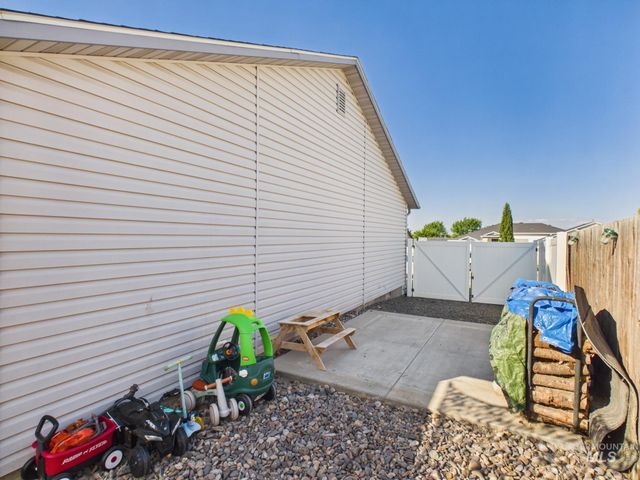 517 W Palmer Dr, Nampa, ID 83686