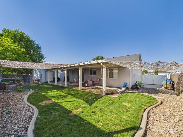 517 W Palmer Dr, Nampa, ID 83686