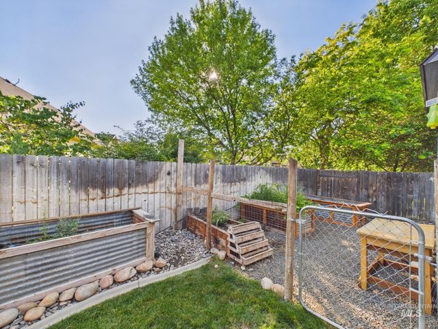 517 W Palmer Dr, Nampa, ID 83686