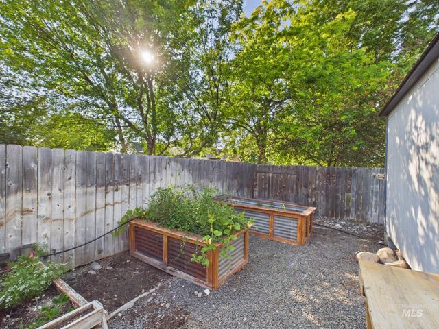 517 W Palmer Dr, Nampa, ID 83686