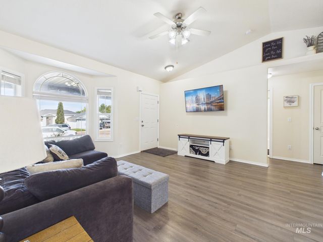 517 W Palmer Dr, Nampa, ID 83686