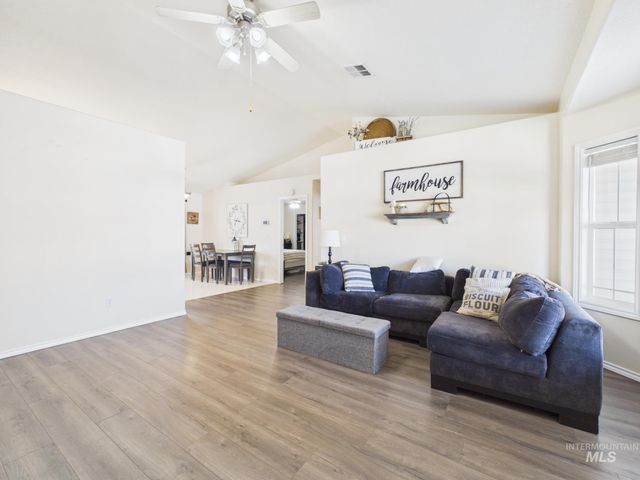 517 W Palmer Dr, Nampa, ID 83686
