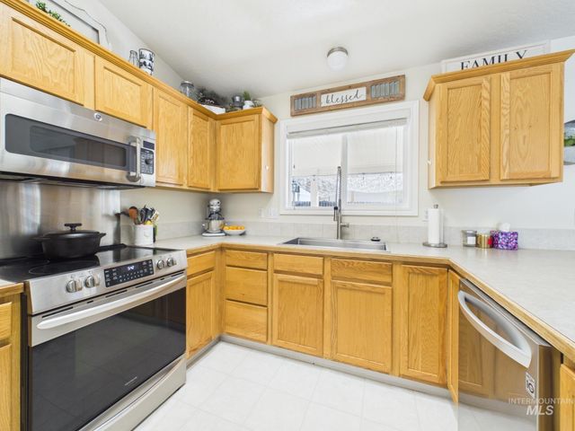 517 W Palmer Dr, Nampa, ID 83686