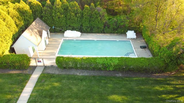 1 Fairwind Court, Oakdale, NY 11769