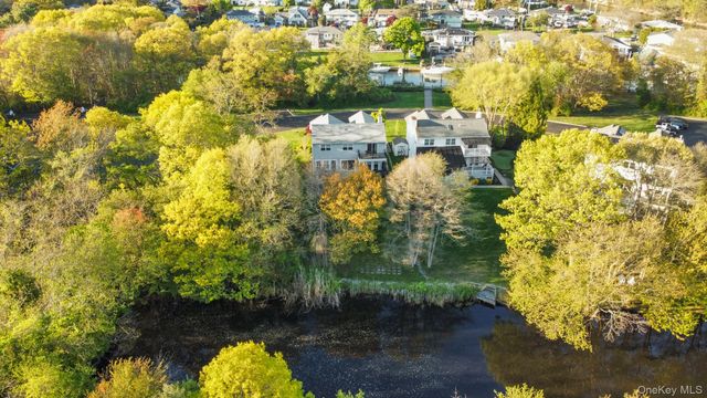 1 Fairwind Court, Oakdale, NY 11769