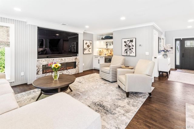 1 Fairwind Court, Oakdale, NY 11769