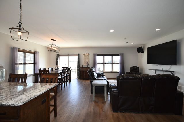 1955 White Oak Lane NE, Owatonna, MN 55060