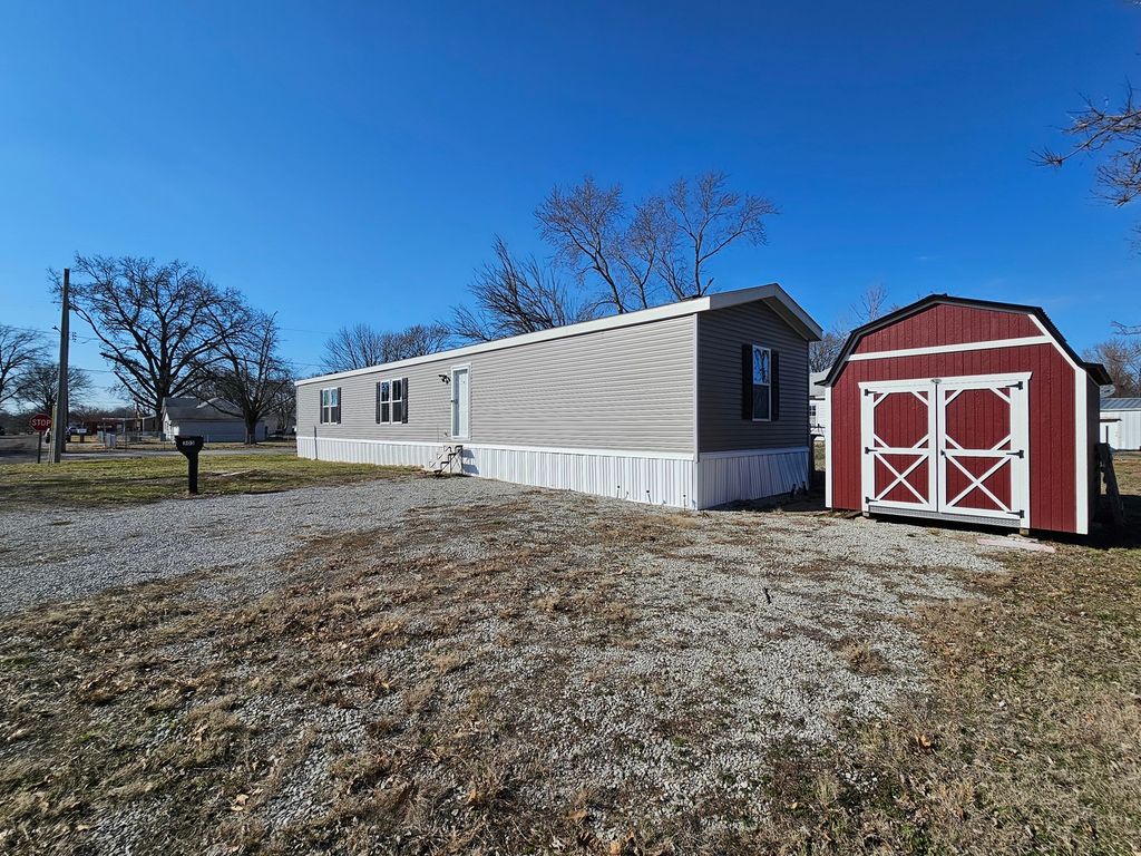 Image 2 of property listing at 303 N Marion Street, Centralia, IL 62801