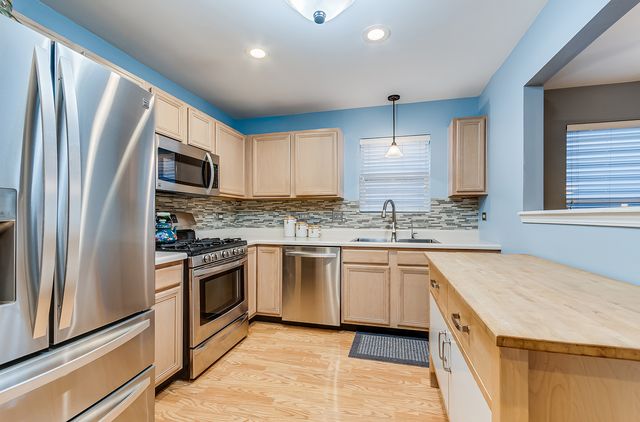 2336 Woodhill Court, Plainfield, IL 60586