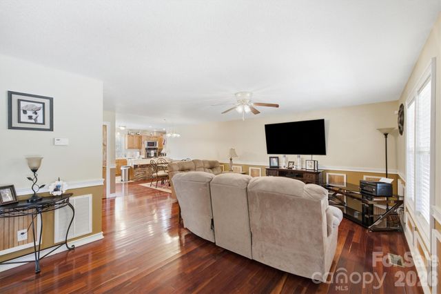 805 Bannon Place SW, Lenoir, NC 28645