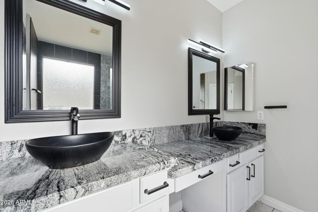 8804 W GLENN Drive, Glendale, AZ 85305