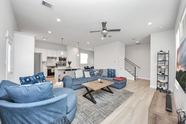 506 W Donovan Street F, Houston, TX 77091