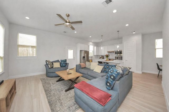 506 W Donovan Street F, Houston, TX 77091