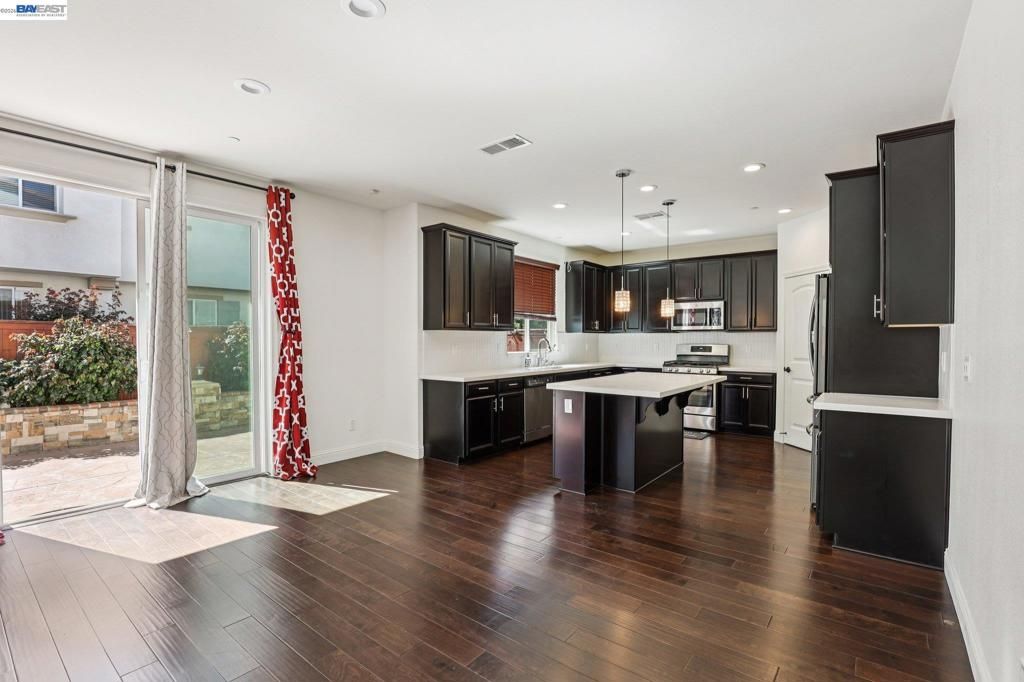 Image 10 of property listing at 510 E Albertina Ave, Mountain House, CA 95391