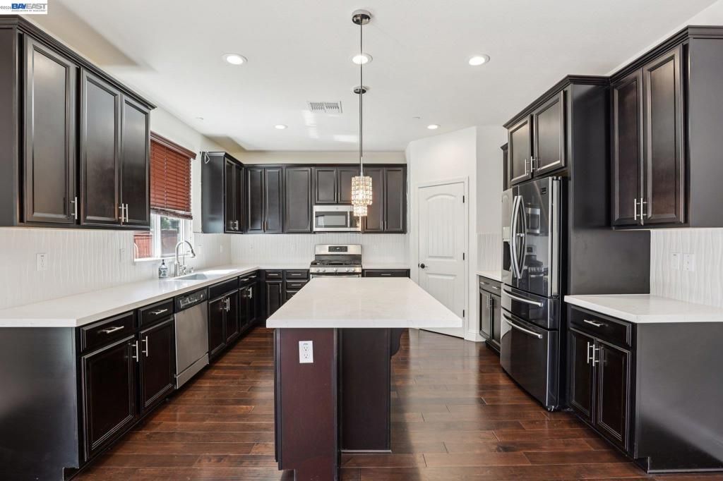 Image 11 of property listing at 510 E Albertina Ave, Mountain House, CA 95391