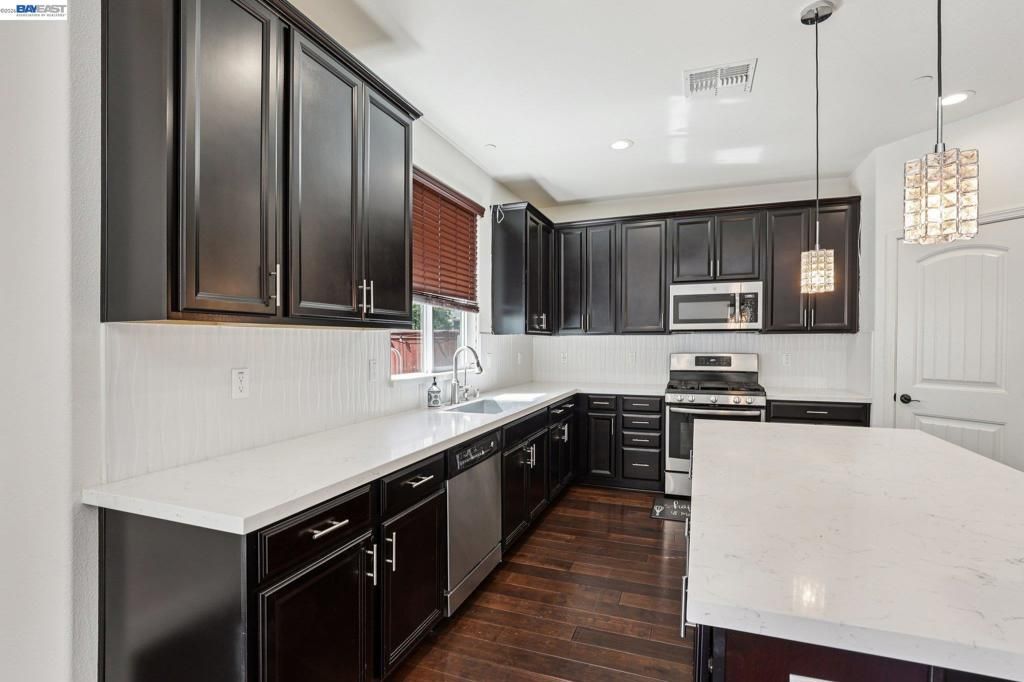 Image 12 of property listing at 510 E Albertina Ave, Mountain House, CA 95391